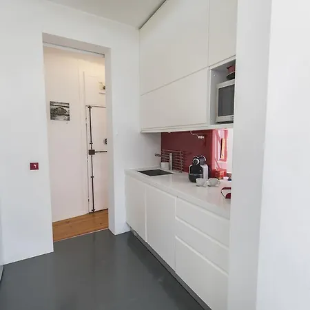 Lovelystay - 2bedroom Flat - Bica, Charm And Terrace * 리스본