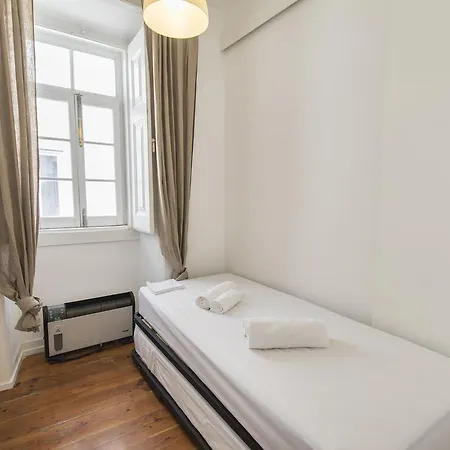 아파트 Lovelystay - 2bedroom Flat - Bica, Charm And Terrace 리스본