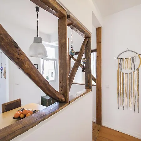Lovelystay - 2bedroom Flat - Bica, Charm And Terrace * 리스본