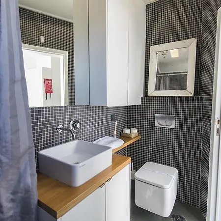 Lovelystay - 2bedroom Flat - Bica, Charm And Terrace 아파트 리스본