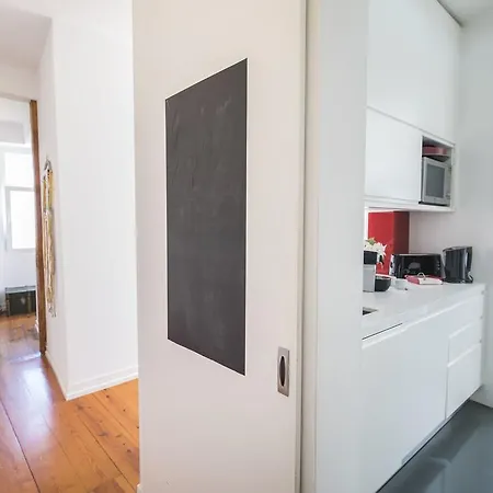 Lovelystay - 2bedroom Flat - Bica, Charm And Terrace * Lissabon
