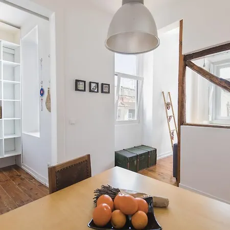 Lovelystay - 2bedroom Flat - Bica, Charm And Terrace Lissabon