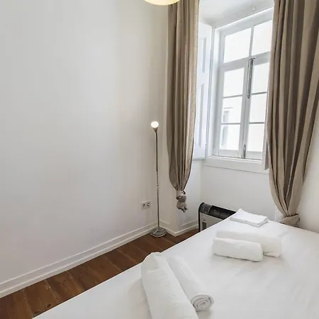 Lovelystay - 2bedroom Flat - Bica, Charm And Terrace Apartment Lissabon