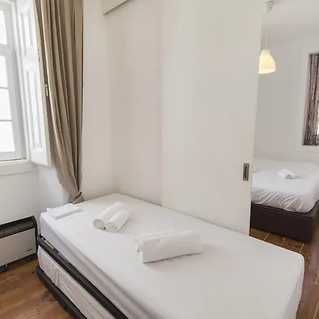 Lovelystay - 2bedroom Flat - Bica, Charm And Terrace * 리스본