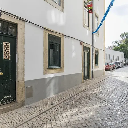 Lovelystay - 2bedroom Flat - Bica, Charm And Terrace Apartment Lissabon