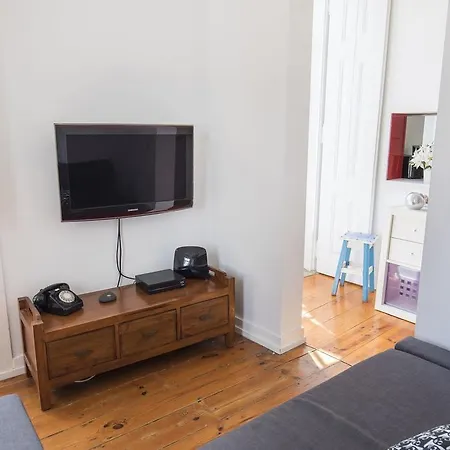 Lovelystay - 2bedroom Flat - Bica, Charm And Terrace 리스본