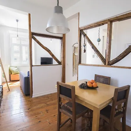 Lovelystay - 2bedroom Flat - Bica, Charm And Terrace 아파트