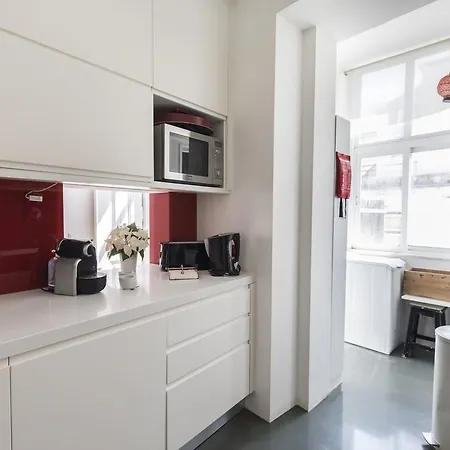 Lovelystay - 2bedroom Flat - Bica, Charm And Terrace Apartment Lissabon